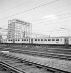 859414 Afbeelding van het electrische treinstel nr. 359 (mat. 1954, plan M) van de N.S. bij het N.S.-station Amsterdam ...